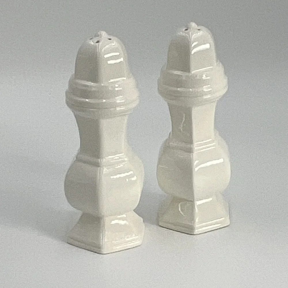 White elegant salt and pepper‎ 5